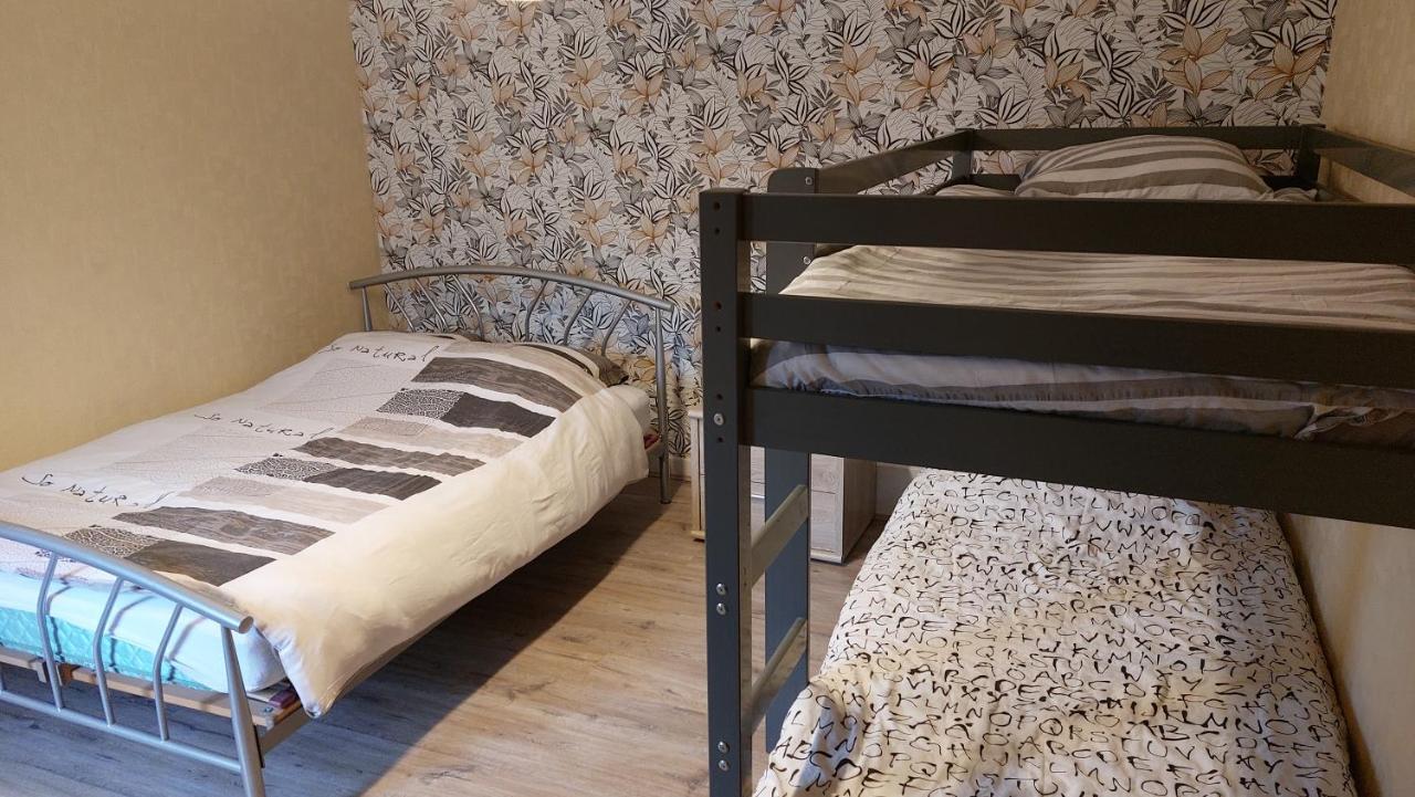 Aux Trois Petits Cochons Apartment Hotton