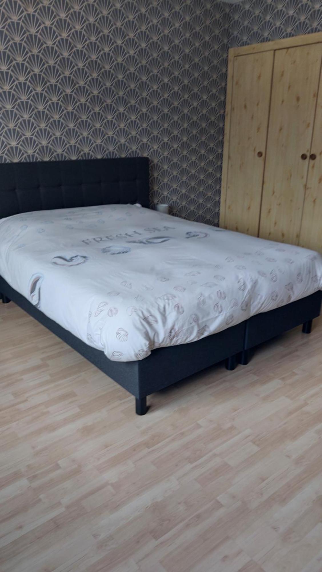 Aux Trois Petits Cochons Apartment Hotton